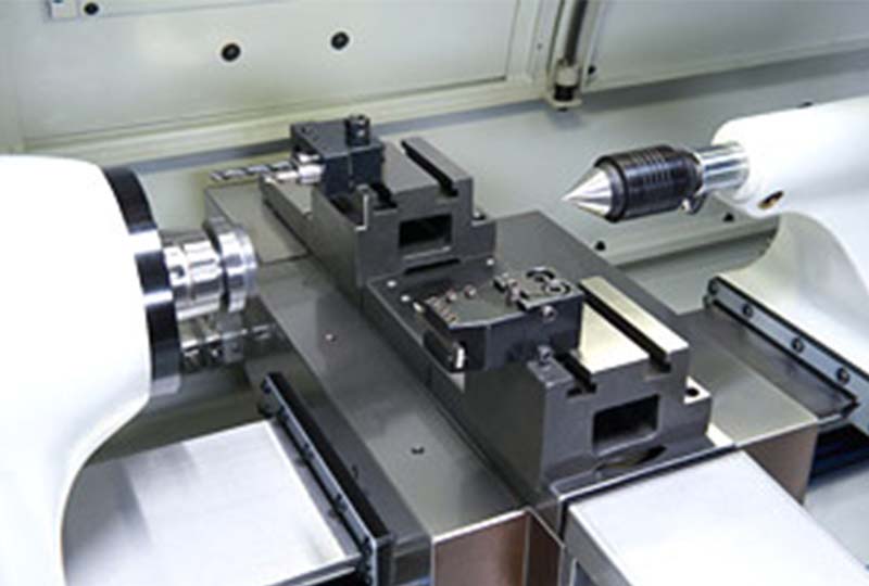 Two shorty gang tool plates leave room in the middle for long shaft
work with the tailstock