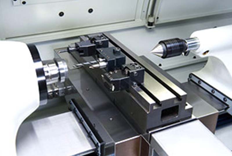 One full-length gang tool plate with T-slots to accommodate different kinds of tool holders